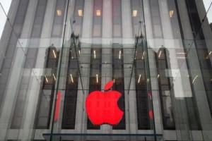 The Apple logo is illuminated in red at the Apple Store on 5th Avenue to mark World AIDS Day, in the Manhattan borough of New York December 1, 2014.  REUTERS/Carlo Allegri/Files